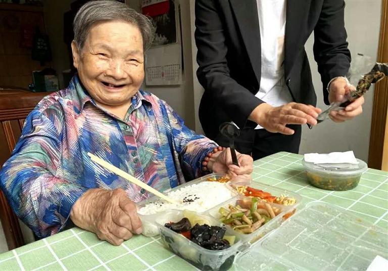 智慧養老托起幸福晚年 蘭州市推進“互聯網+”居家養老建設(圖1)