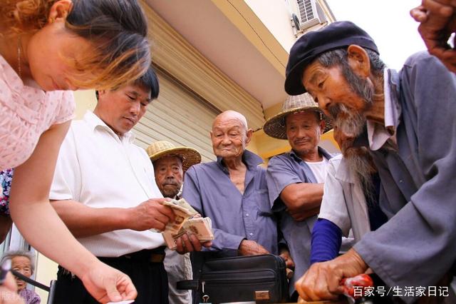 退休老人有福了！70歲老人享受養老金還有高齡補貼，你領取了嗎？(圖2)